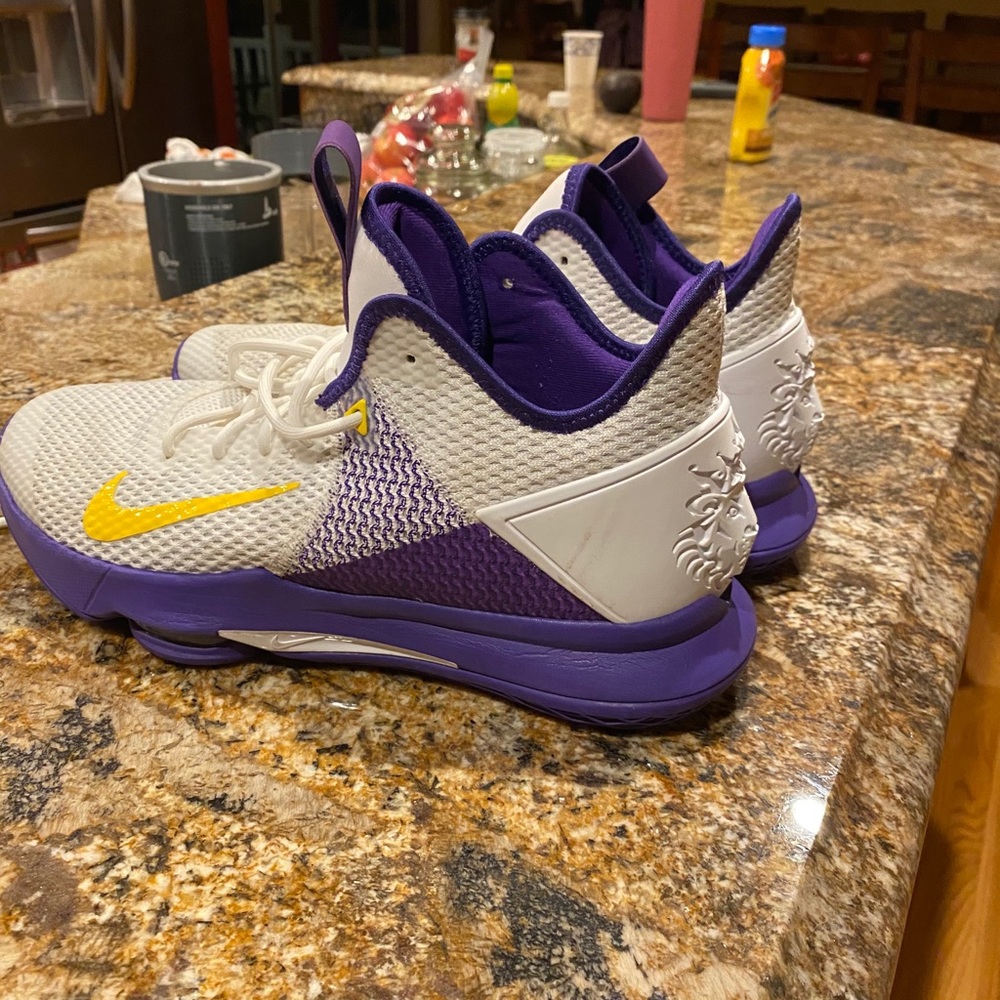 Nike Lebron Men’s Witness4 basketball shoe Sz10